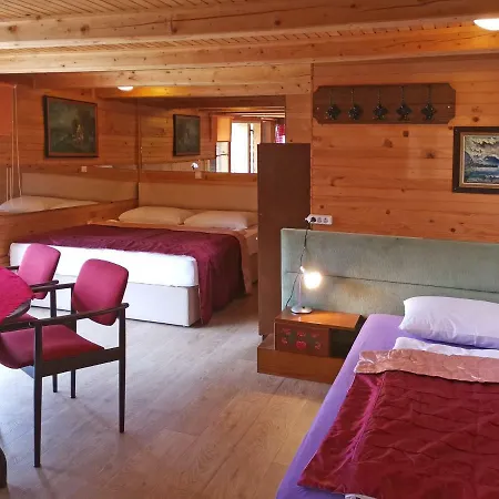 Semesterbostad Holiday House Maj